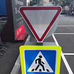 На территории РФ начнется монтаж дорожных знаков меньшего размера.